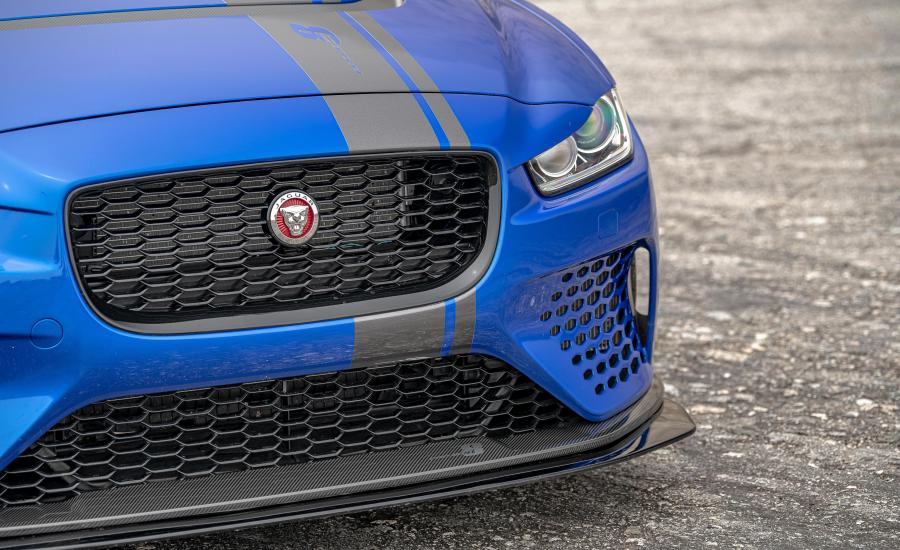 Детали экстерьера Jaguar XE SV Project 8 2017 года  (NA) (фото 18 из 32)
